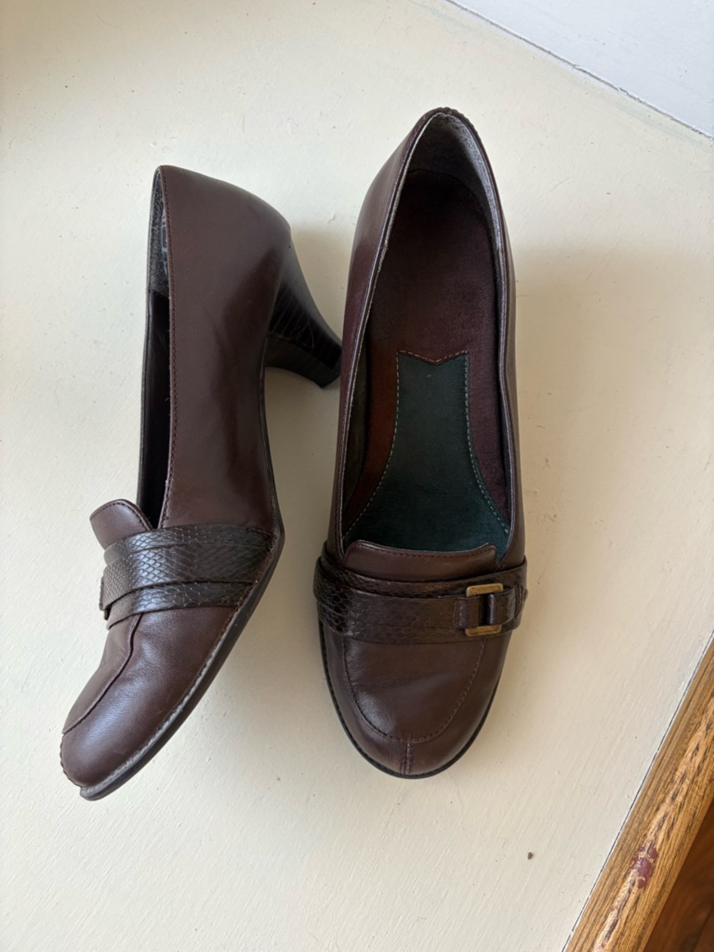 Classic Brown Leather Women's kitten heel size 6